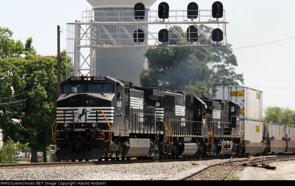 NS 9129 leads train 213 southbound